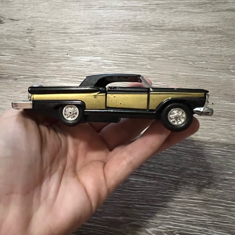Toy 1959 Ford Fairlane 1:43 Scale Car